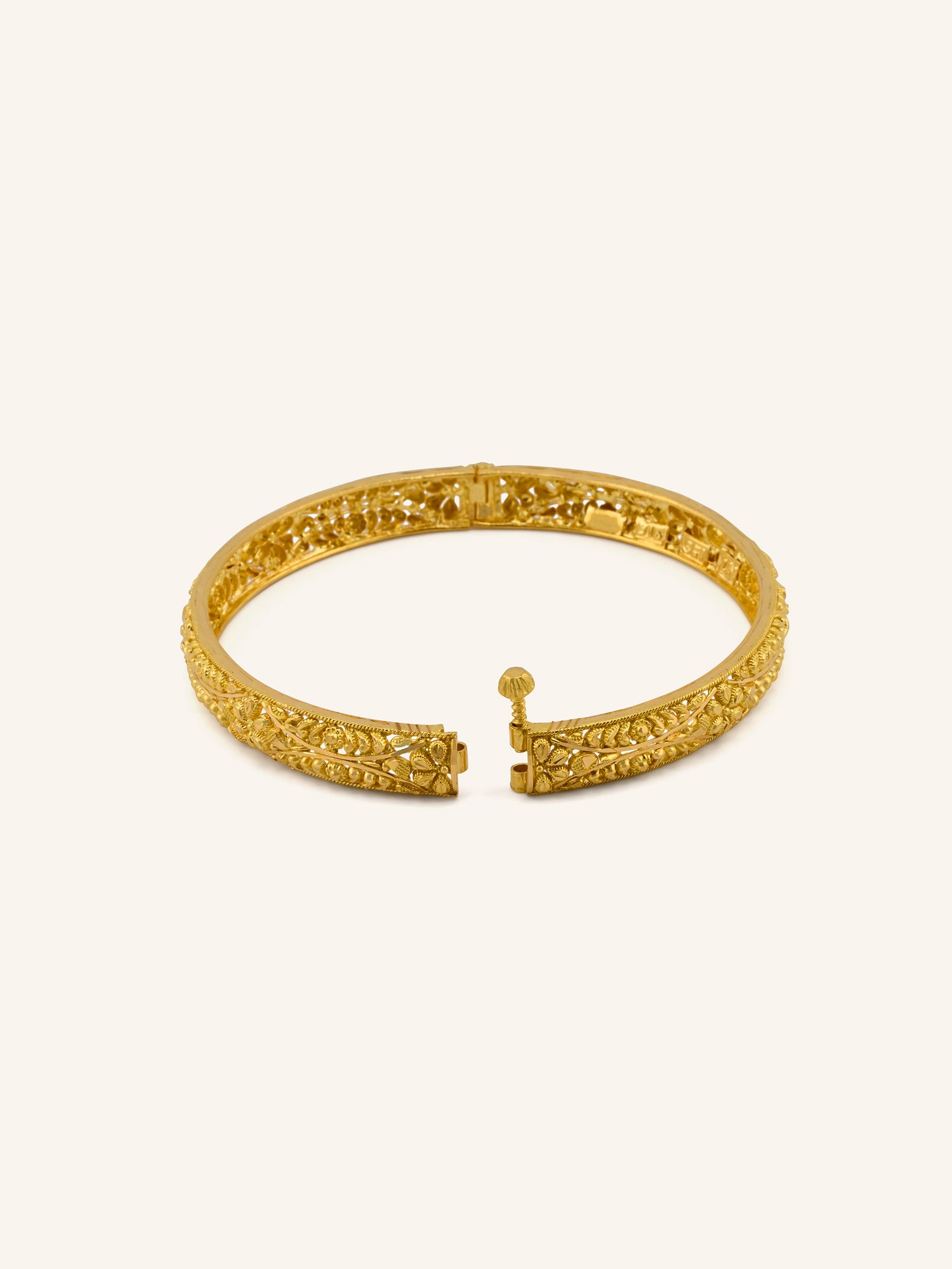 Beautiful 22ct Gold Screw Pair Bangles